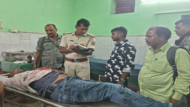 देवघर में ट्रक की टक्कर से सियालदह स्टेशन मास्टर पिंटू रवानी गंभीर रूप से घायल, छुट्टी पर आए थे घर 
