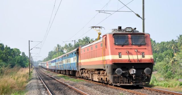 उरई में ट्रेनों की लेटलतीफी से यात्री बेहाल, 18 घंटे तक की देरी से चल रही गाड़ियां
