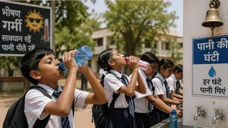 स्कूल में पानी पीते गर्मी से परेशान बच्चे।