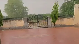 अबोहर के गांव झुरार खेड़ा में हो रही बारिश व छाए बादल।