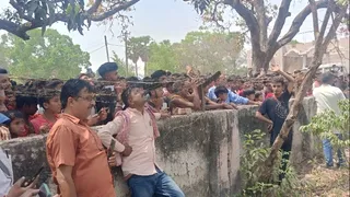 टावर में चढ़ी युवती को देखते लोग। फोटो जागरण