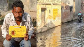 गांव चरौरा में बेटी की शादी के कार्ड के साथ ग्रामीण, गांव में हुआ जलभराव। जागरण