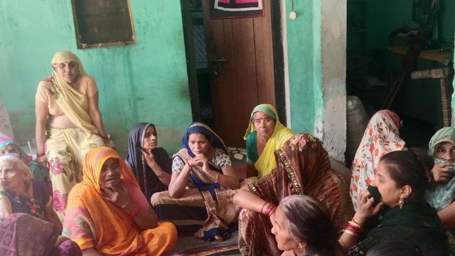 फर्रुखाबाद में बुजुर्ग महिला पर मधुमक्खियों ने बोला धावा, पोते-पोती के सामने तड़प-तड़पकर तोड़ा दम
