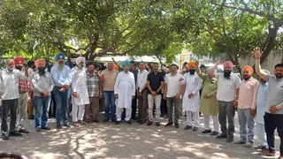 फतेहगढ़ साहिब में प्रदर्शन करते हुए पार्षद।