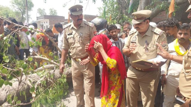 गोंडा में पीपल की डाल गिरने से बाइक सवार दो की मौत, कपड़ा लेने जा रहे थे युवक