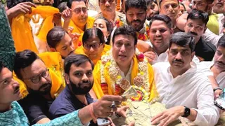 वृंदावन के ठाकुर बांकेबिहारी मंदिर में दर्शन करते अभिनेता गोविंदा। - फोटो: जागरण।