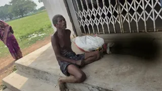 19 हजार रुपये के लिए ओडिशा के युवक को श्मशान से खोदना पड़ा बहन का शव, कंकाल  लेकर पहुंचा बैंकई - odisha man carries sister skeleton to bank for 19k funds