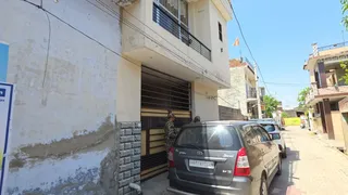 नाभा में कृष्णु शारदा के मोहल्ले में खड़ी ईडी विभाग की गाड़ियां और तैनात सुरक्षाकर्मी।