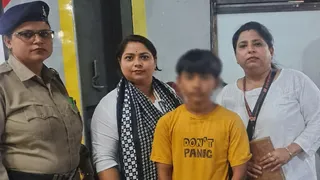 अपने परिजनों के साथ रेस्क्यू किया गया बच्चा।