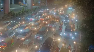 सरिता विहार में तेज आंधी के बाद जाम की स्थिति। फोटो: जागरण