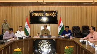 कलक्ट्रेट सभागार में डीएम की मौजूदगी में हुई जिला शुल्क निर्धारण समिति की बैठक