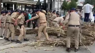विधानसभा भवन के गेट पर झबरेडा से कांग्रेस विधायक वीरेंद्र जाति ने गन्ने का ढेर पलट दिया, जिसे पुलिस ने कड़ी मशक्कत कर हटाया।