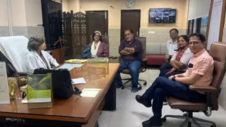 राजकीय दून मेडिकल कॉलेज में हिन्दू रक्षा दल के कार्यकर्ता और डॉक्टरों की बैठक लेती प्राचार्य डा गीता जैन