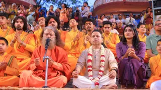 परमार्थ निकेतन के समीप गंगा घाट पर गंगा आरती में स्वामी चिदानंद सरस्वती के साथ गायक कैलाश खेर। परमार्थ