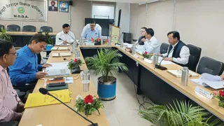 ट्रांसपोर्टनगर स्थित एमडीडीए कार्यालय में बोर्ड बैठक के दौरान उपस्थित गढ़वाल मंडलायुक्त विनय शंकर पांडेय, प्राधिकरण उपाध्यक्ष बंशीधर तिवारी व अन्य अधिकारी। प्राधिकरण