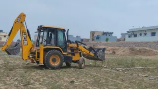 मेहूंवाला में श्रीराम एन्क्लेव में अवैध कालोनी ध्वस्त करता एमडीडीए का बुलडोजर। प्राधिकरण