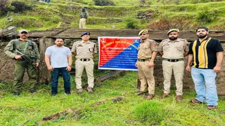 पुंछ पुलिस ने भगोड़े आतंकी के घर पर चस्पा किया जब्ती का बोर्ड।