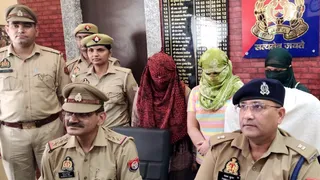 पुलिस की गिरफ्त में ठगी की आरोपित बहनें