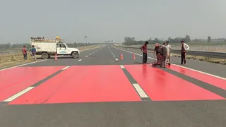 गंगा एक्सप्रेसवे पर कार्य करते श्रमिक।
