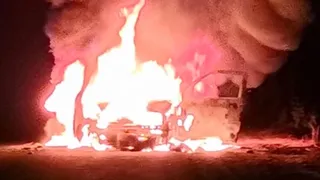 कार में लगी भीषण आग (वीडियो ग्रैब)