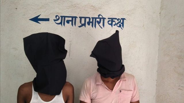 लोहरदगा: पिकअप में ठूंसकर ले जा रहे पांच मवेशी जब्त, बिहार के दो तस्कर गिरफ्तार; राउरकेला से हो रही थी तस्करी

