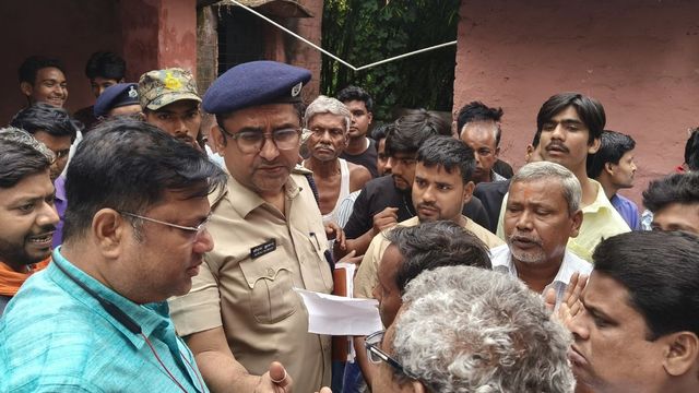 Katihar News: स्कूल में गुरुजी की नॉनवेज पार्टी पर बवाल, TC के बदले भोज का आरोप
