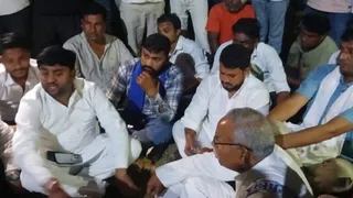 नाबालिग से मारपीट के विरोध में प्रदर्शन करते स्वजन व अन्य। जागरण