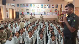 बालेराम बृजभूषण सरस्वती शिशु मंदिर शास्त्रीनगर में कार्यक्रम को संबोधित करते लेफ्टिनेंट कर्नल सचिन कुमार शर्मा।