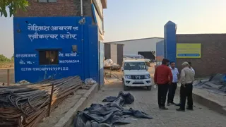 छापा के दौरान टीम।