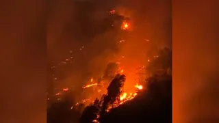 सोमवार रात कर्णप्रयाग के नाकोट और इससे लगे जंगलों में धधकी आग। जागरण
