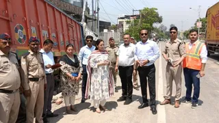दून-दिल्ली एक्सप्रेसवे पर मोहब्बेवाला में दुर्घटना जोन का निरीक्षण करते परिवहन उपायुक्त शैलेश तिवारी, आरटीओ प्रवर्तन डा. अनीता चमोला व अन्य विभागों के अधिकारी। विभाग