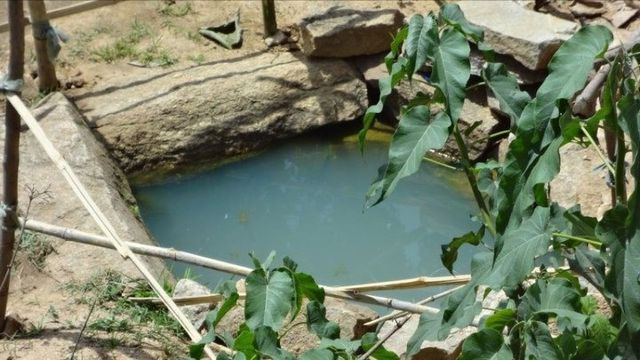 पहाड़ी झरने और 'चुंआ' के भरोसे खरसावां के कोमाय गांव की ‘प्यास’, खटिया पर ढोए जा रहे मरीज
