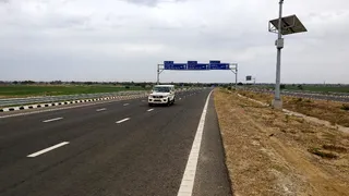 गंगा एक्सप्रेस वे गुजरते वाहन। जागरण