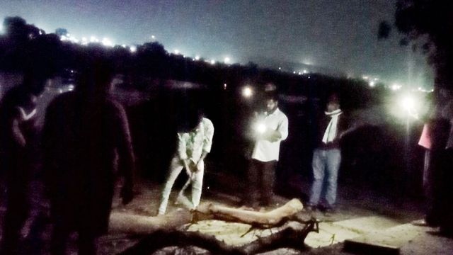 बोकारो में मोबाइल टॉर्च के भरोसे हो रहा अंतिम संस्कार, श्मशान घाट पर बुनियादी सुविधाओं का अभाव
