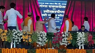 स्याना के ग्राम लाड़पुर में गंगा एक्सप्रेस-वे का सजीव प्रसारण देखते मंच पर मौजूद अतिथि। जागरण