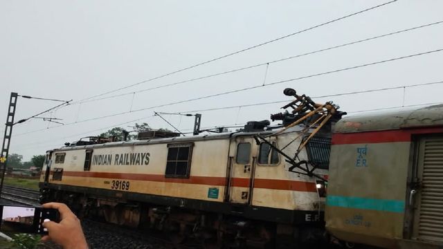 तेज आंधी में हावड़ा-जबलपुर स्पेशल का पेंटोग्राफ टूटा, गोमो-बरकाकाना रेलखंड पर घंटों ठप रही रेल सेवा 
