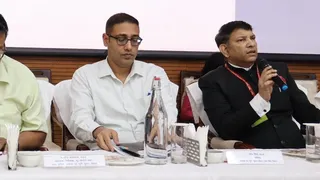 सीके अनिल (दायें) और जय सिंंह। फाइल