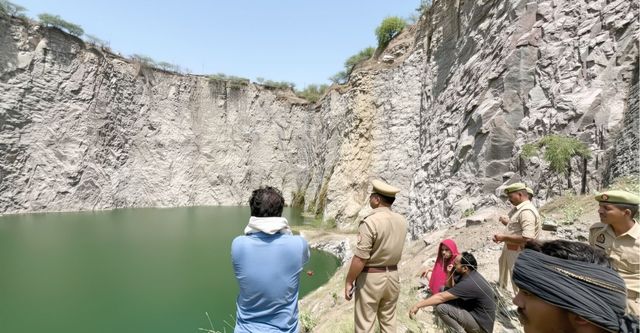 महोबा के कबरई में 350 फीट ऊंचे पहाड़ से कूदा युवक, बचाव अभियान जारी
