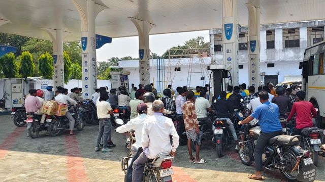 भारतीय नेपाल जाकर क्यों भरवा रहे पेट्रोल-डीजल? लग रही लंबी-लंबी लाइनें

