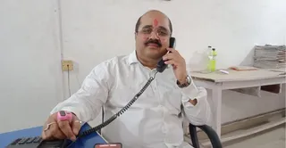 दैनिक जागरण कार्यालय में आयोजित प्रश्न पहर कार्यक्रम में पाठकों के सवालों का जवाब देते समाज कल्याण अधिकारी प्रवीण कुमार सिंह। जागरण