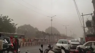 बलिया में आंधी-बारिश से जनजीवन प्रभावित, क्रय केंद्रों पर भीगा गेहूं।