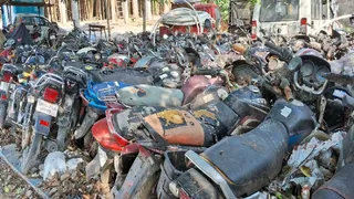 खुले में रखा जब्त वाहन हो रहे बेकार। जागरण