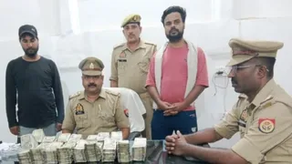 पुलिस हिरासत में मंगलवार को पीछे खड़े नगदी के साथ पकड़े गए आरोपित, साथ में इंस्पेक्टर उत्तर अंजीश कुमार (बाएं से दूसरे) : जागरण