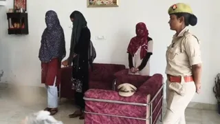 होटल में पकड़ीं लड़कियां। वीडियो से ली तस्वीर।