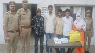 पुलिस गिरफ्त में जिस्मफरोशी के आरोपित।
