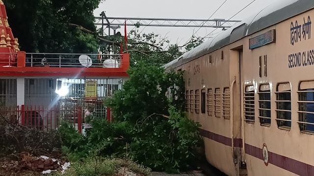 जौनपुर में तेज आंधी का कहर, OHE पर तार गिरने से स्टेशन पर खड़ी रहीं ट्रेन; साढ़े तीन घंटे प्रभावित रही इंटरसिटी
