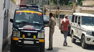 बुलंदशहर के मुहल्ला शिवपुरी में पहुंची पुलिस।