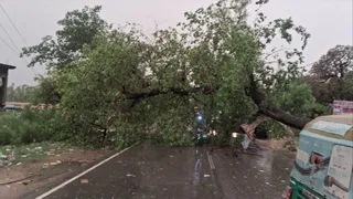 आंधी पानी से गिरे खंभे-ट्रांसफार्मर व टूटे तार।