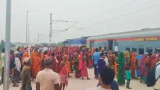 अररिया–गलगलिया रेल लाइन लगी भीड़।
