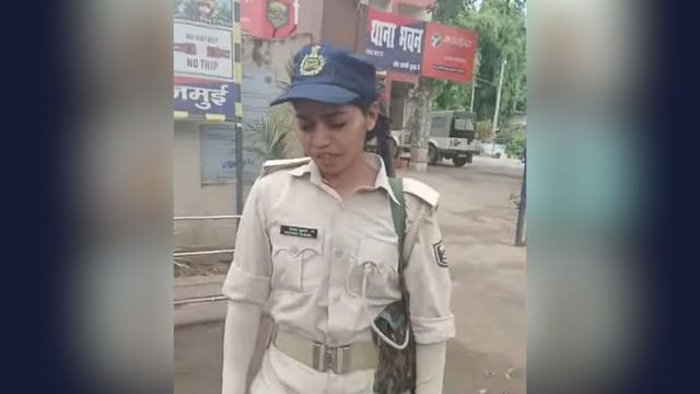'ए मैडम सुनिए न.. कौन मॉडल है', रवि किशन का FB लाइव में लेडी कॉन्स्टेबल से सवाल; बिहार का वीडियो वायरल
